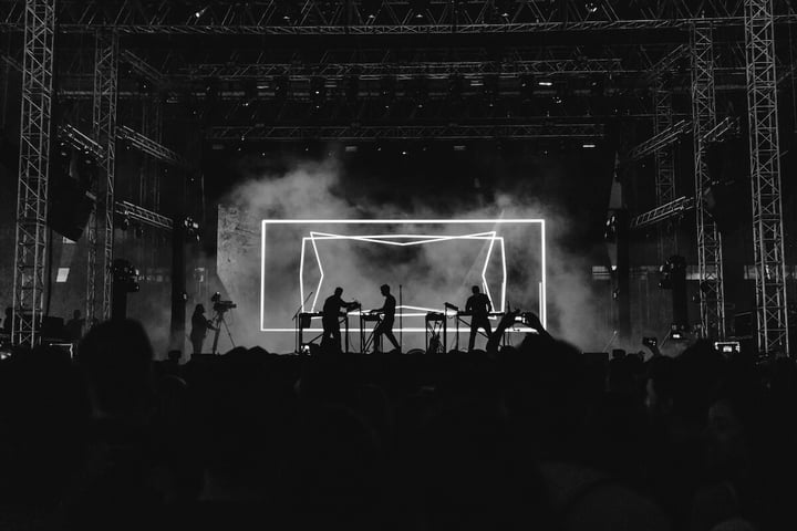 Podiumopstelling: zo positioneer je de backline voor een betere mix